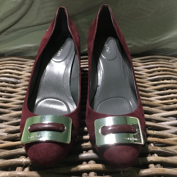 Calvin Klein Wedge Pump Wine Suede - Picture 1 of 6